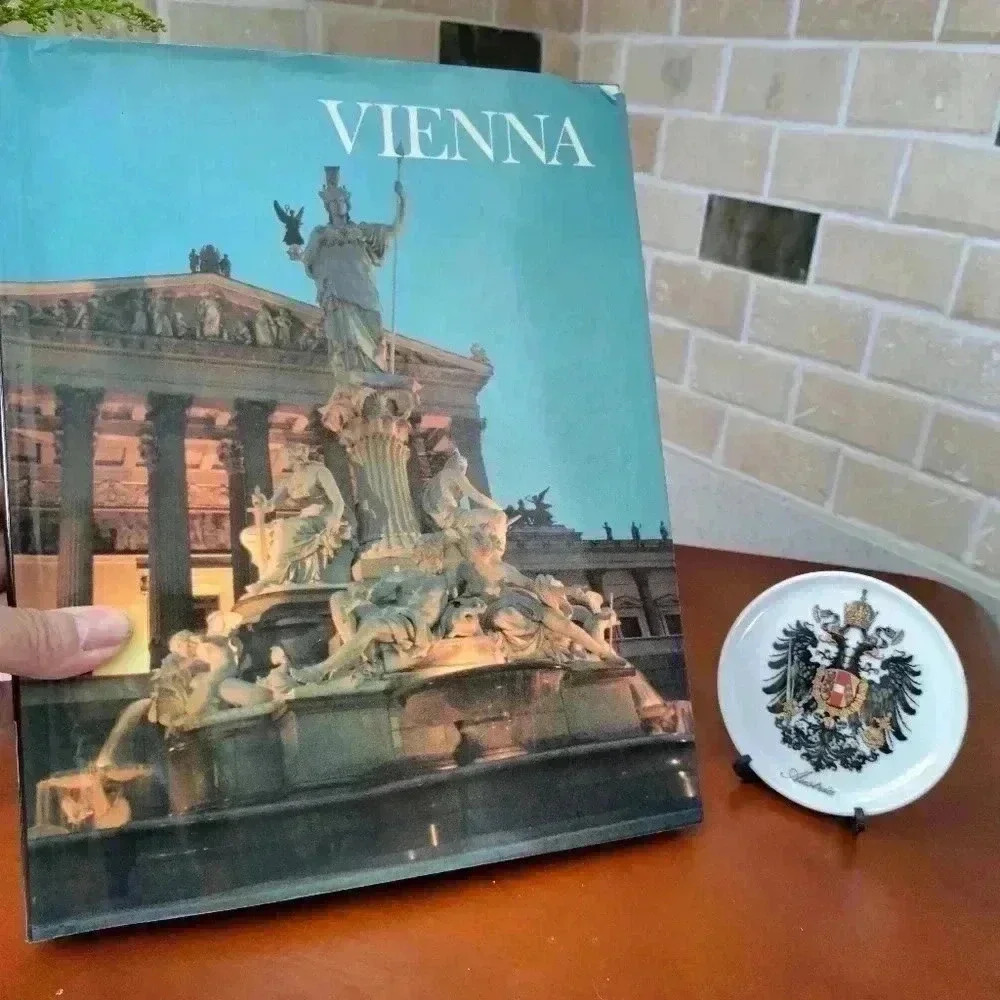 BOOK AND PORCELAIN SMALL PLATE OF VIENNA AUSTRIA